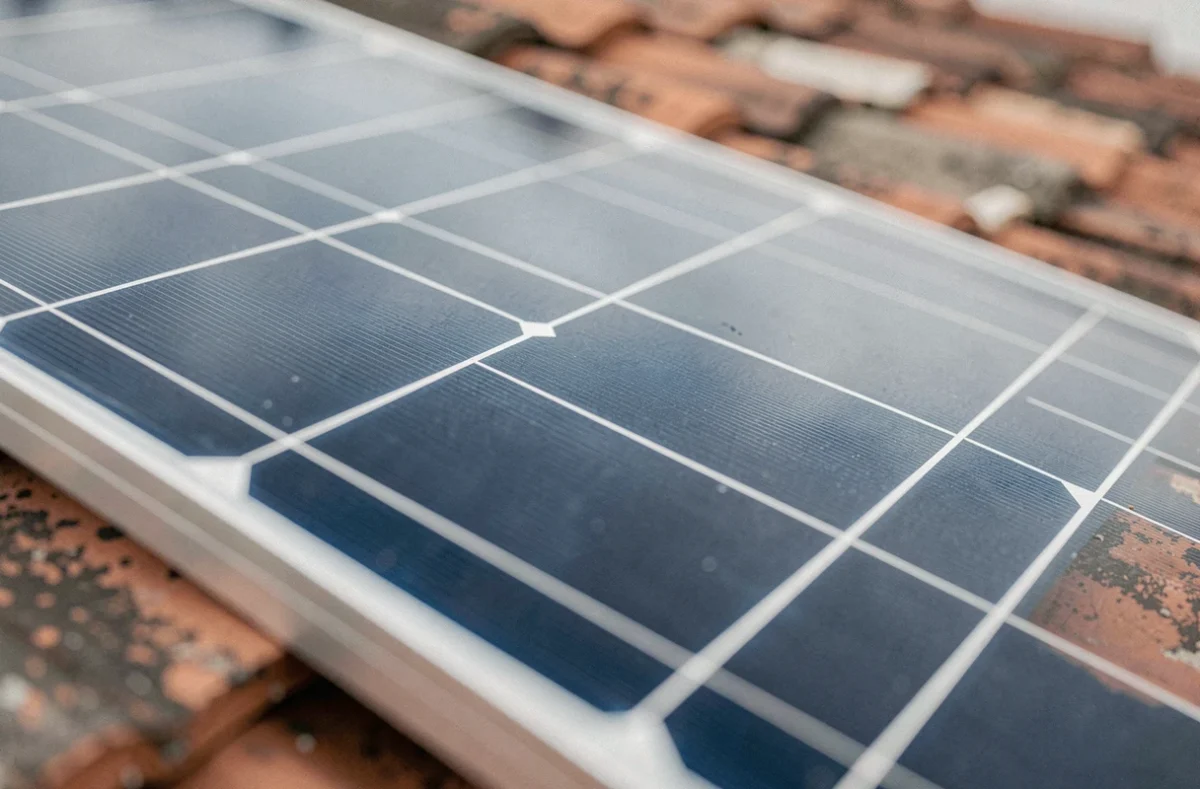 Gros plan sur la surface d'un panneau solaire Systovi installé sur une toiture